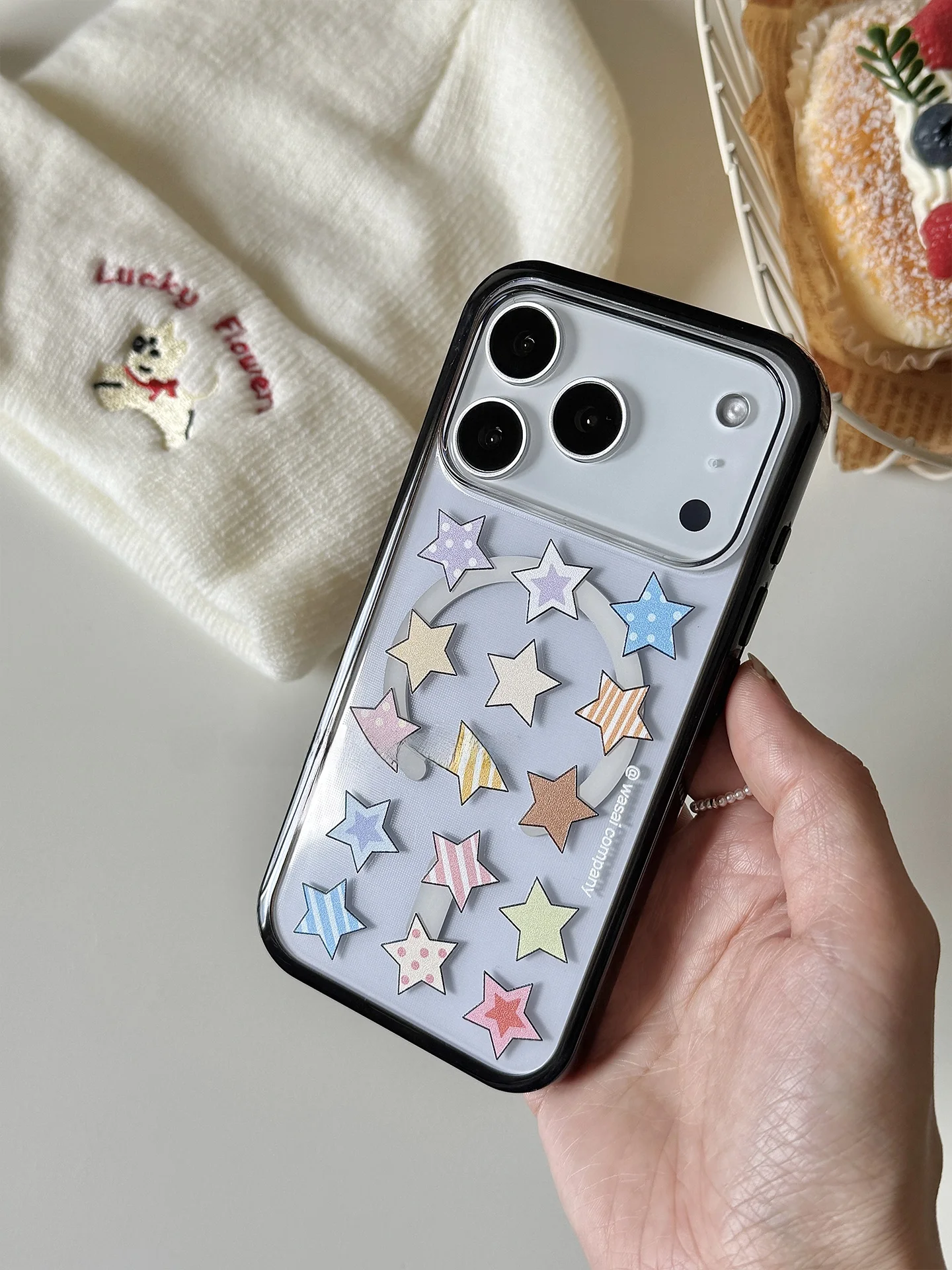 スマホケース デコレーション はどんな風に使えるか？星空イラストが心を癒すマグネット式ケースのリアルな使い方