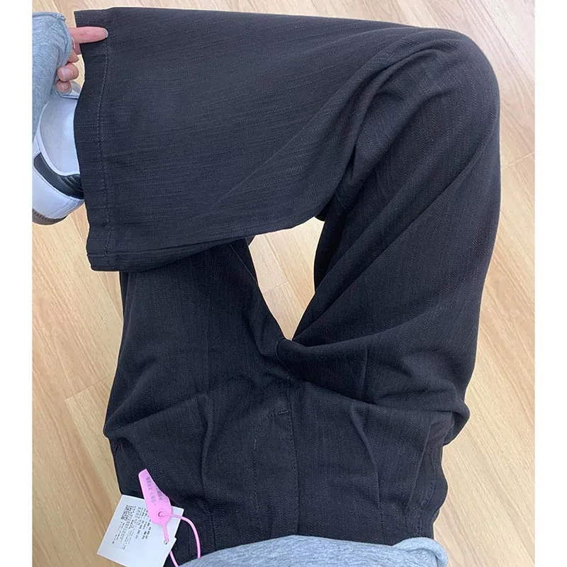 黒ズボンの色あせ対策：テクスチャー感のあるストレートデニムパンツのメンテナンスと復活法