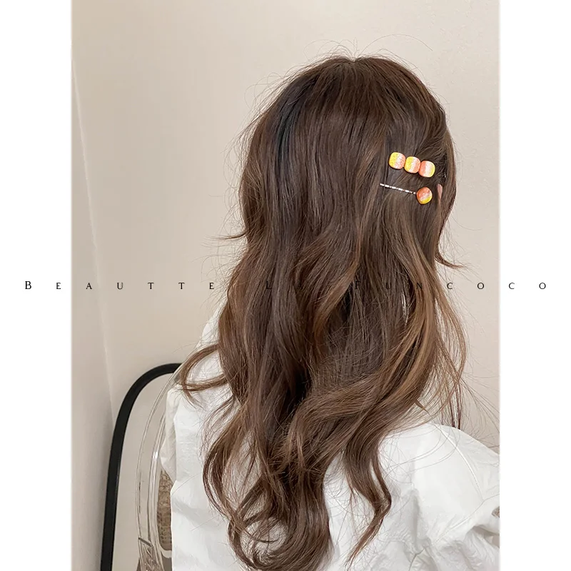 前髪斜めカットに合うデザインは？猫目型の二色バンスクリップが今、注目されている理由