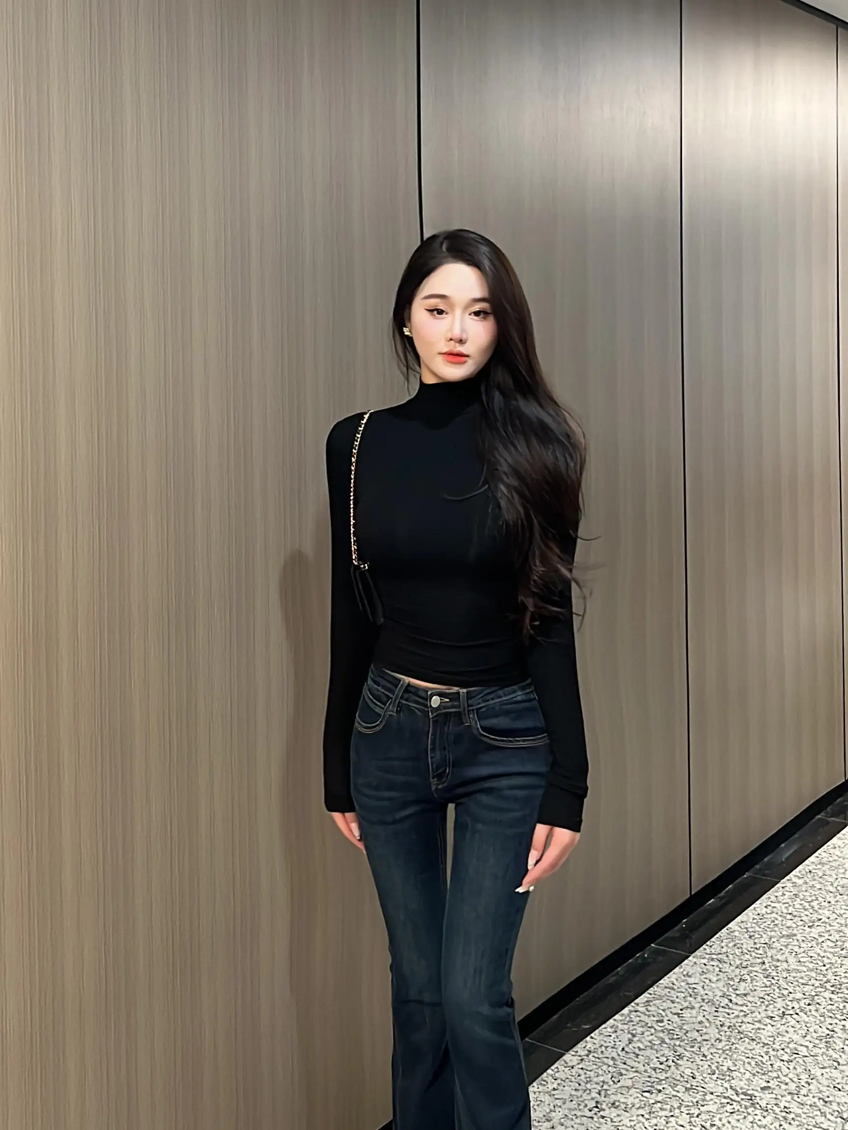 ママコーデの基本スタイルとは？ハイネックTシャツで失敗しない着こなしの秘密