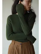 グレーのラウンドネックニットトップス【秋冬用・極上の柔らかさ・保温性】