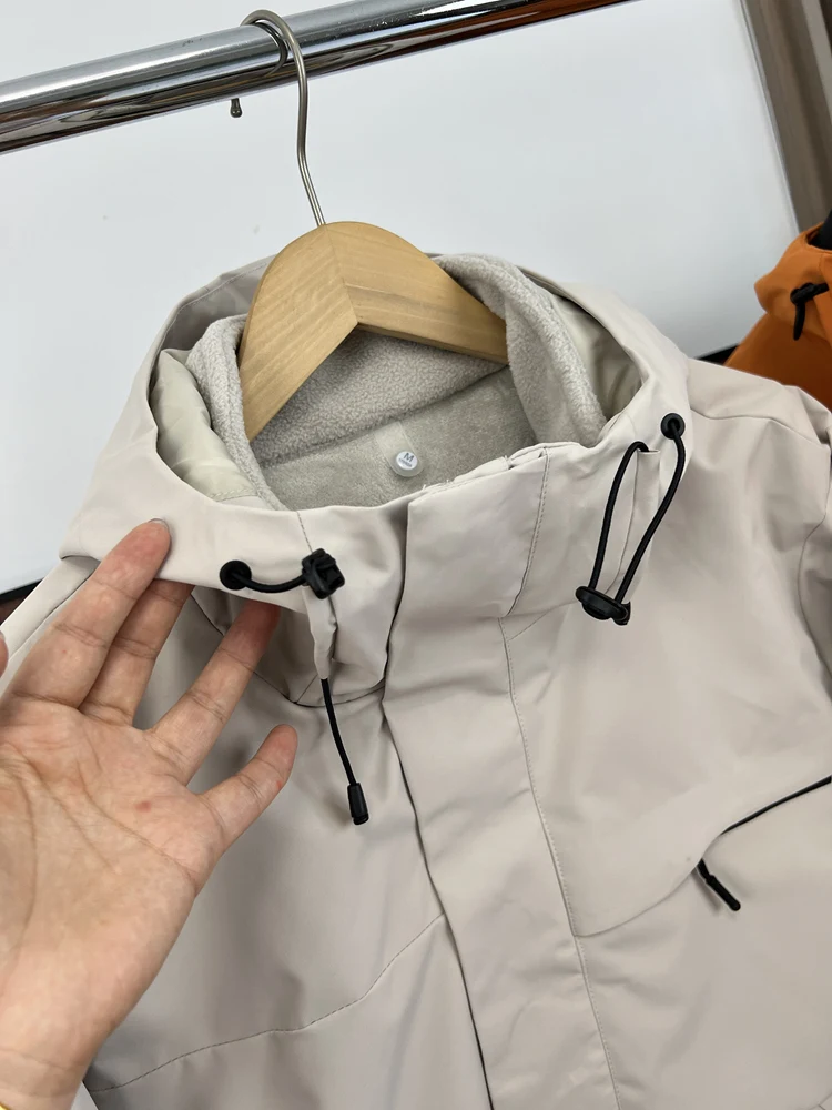 all weather parka とダウンジャケットの違いは？本当に雨の日にも着れるのか？