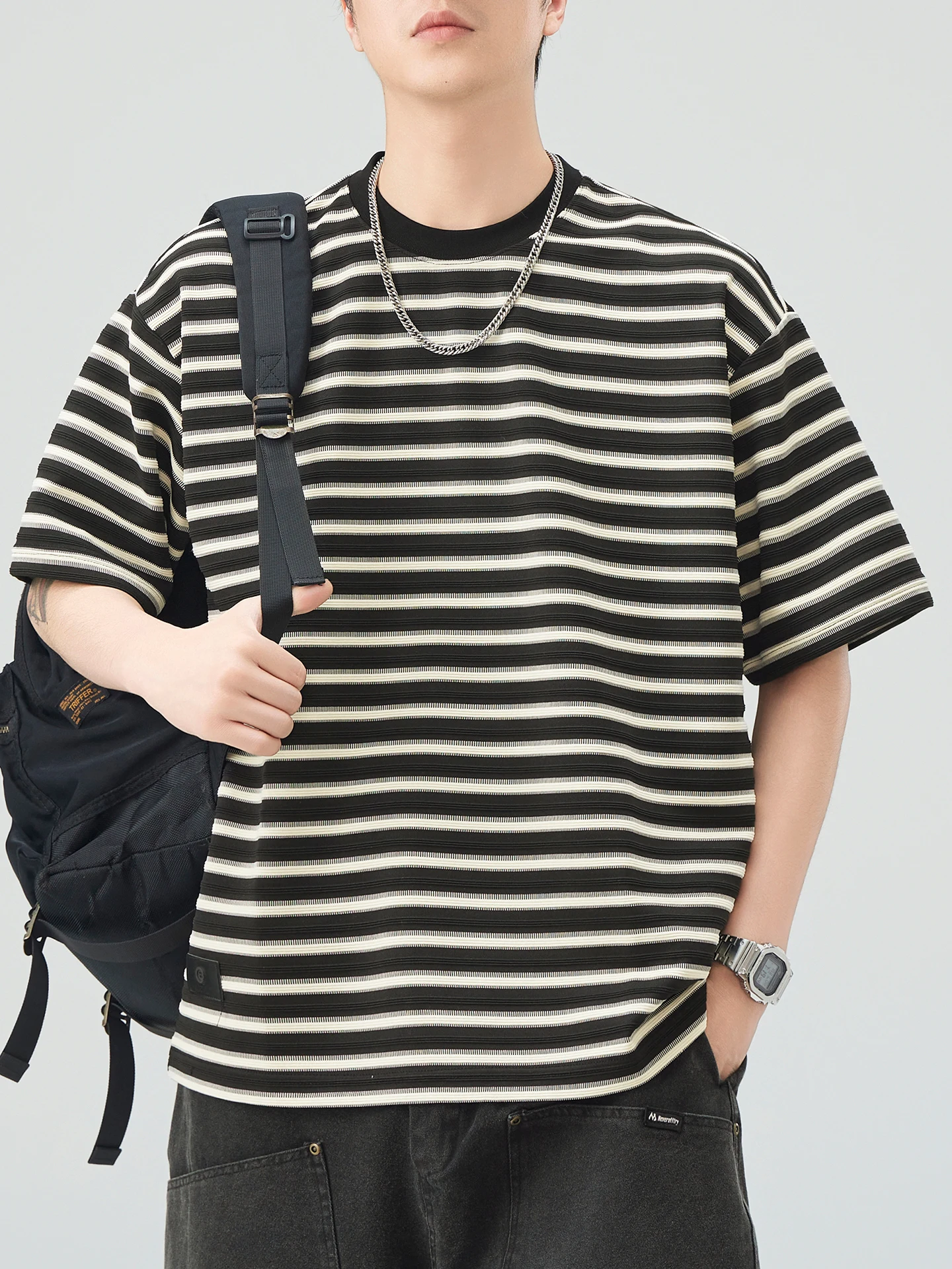 ゆるふわ系男子が愛する、夏の1着はこれ？ストライプ半袖Tシャツの選び方とリアルな使い方