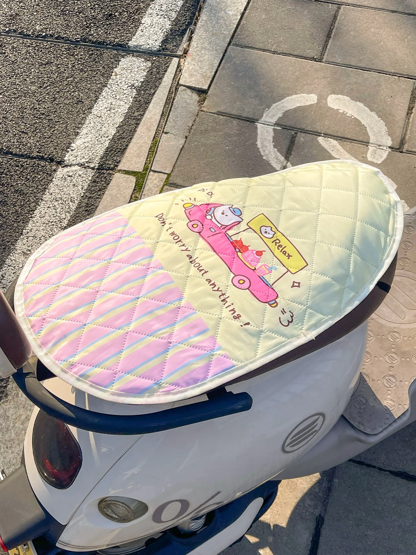 夏用電動バイクシートカバー：UVカット・防寒機能付きクッションの実用性と使い方