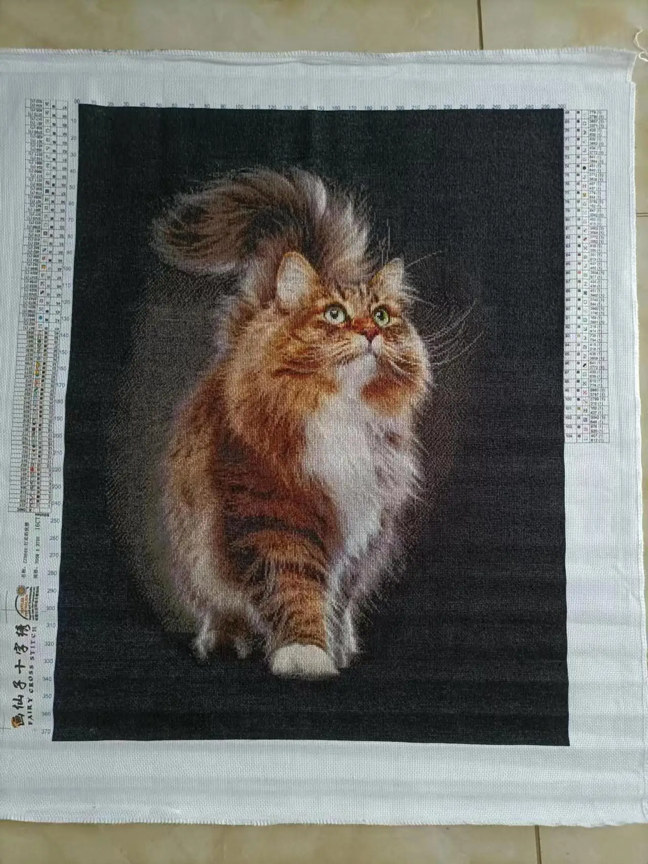 現代的な刺繍アートプリントの動物デザイン：シンプルで清潔感のあるリビング用