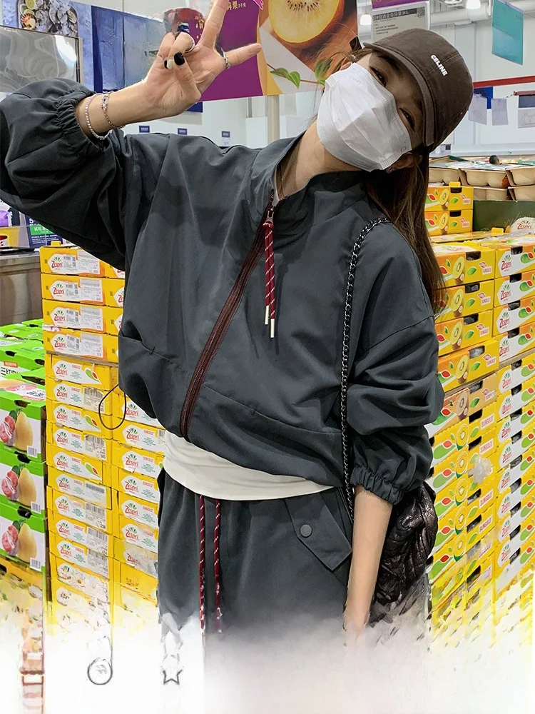 工装風のグレーコーディネート：30代女性のカジュアルスタイルと4人お揃いコーデに最適な高級感あるセットアップ