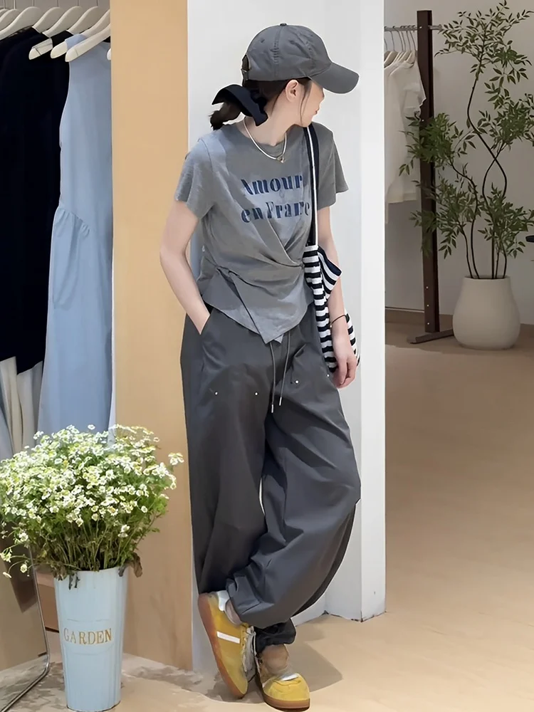 ワイドパンツとトップスを組み合わせるとき、どうやって着こなすのが自然か？
