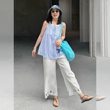 ストライプデザインのハイネックノースリーブトップスとワイドレッグパンツのコーデ（セットアップ対応）