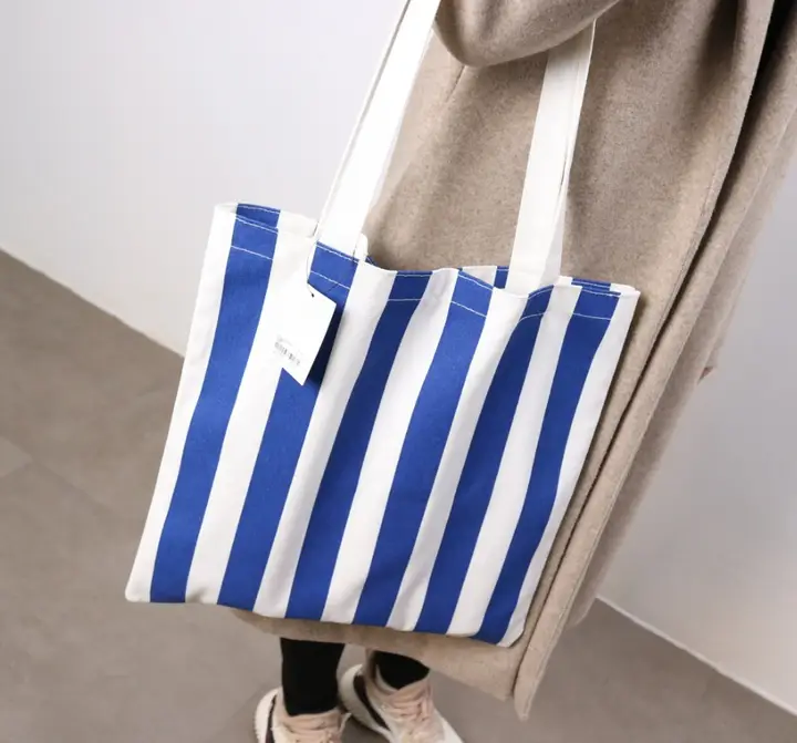 ストライプデザインのキャンバスショッピングバッグ【シンプルで清新・トート型・女性用】