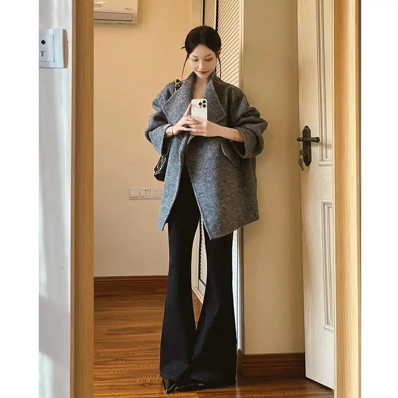 シルエットが綺麗なパンツ レディースはどう選ぶ？ハイウエストフレアパンツの本質と、実際の着こなしで見抜くべきポイント