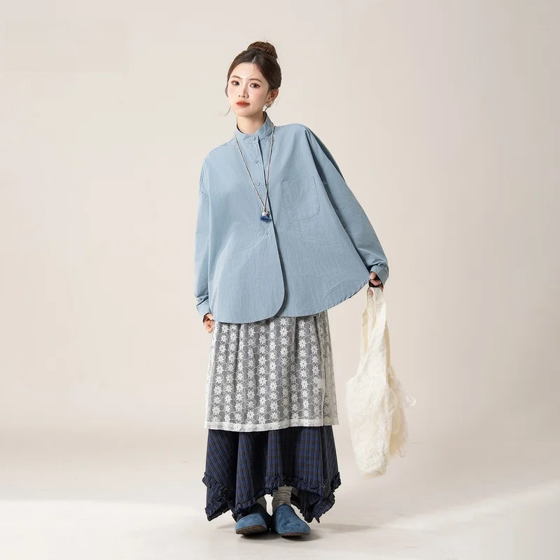 春のおしゃれにぴったり！ブルーの立て襟ワイド袖シャツ【女性用・フィット】