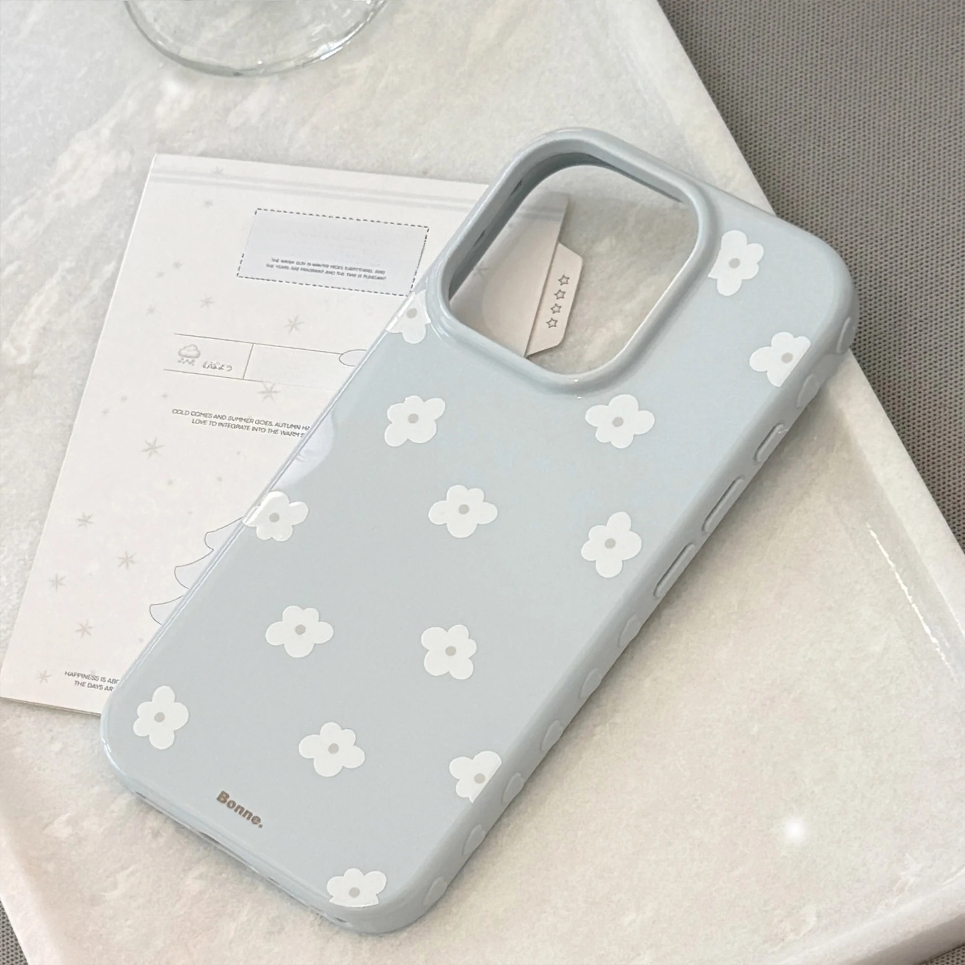 スマホケース カード入れ付き どんなのがあるの？「かわいい小花柄のiPhoneケース」が通勤スタイルを救う理由とは