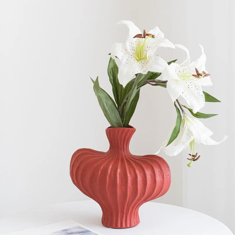伝統工芸品と現代の美しさをどう選ぶ？陶器の花瓶がもたらす、日常の温もりとは