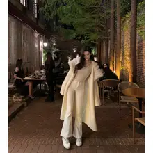 セクシーなラインを強調！白のスリムストレートジーンズ【加絨・フレアパンツ】