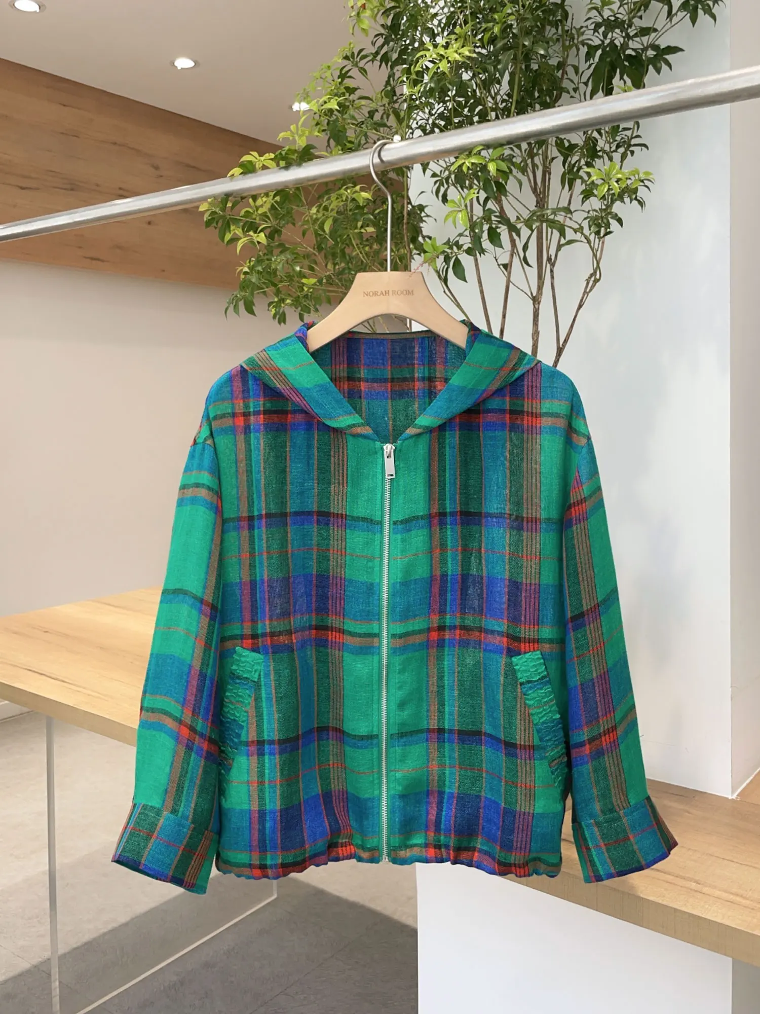22℃の日に着る服は、本当に「涼しくて軽い」もので決まる？