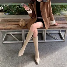 尖ったヒールのエレガントなロングブーツ【カキ色・ストレッチ・スリムフィット・スエード調】