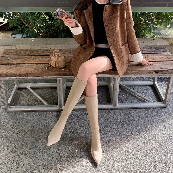 尖ったヒールのエレガントなロングブーツ【カキ色・ストレッチ・スリムフィット・スエード調】