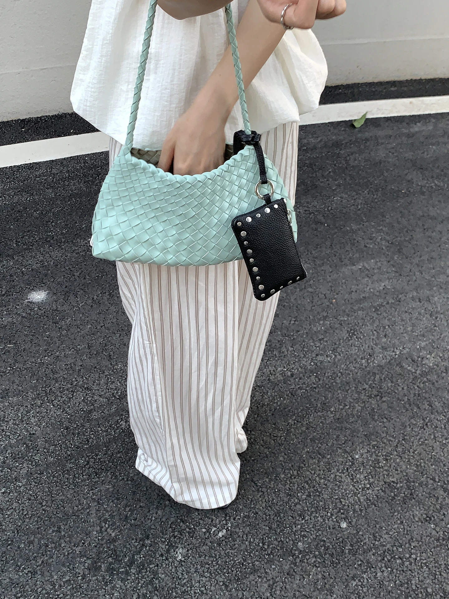 バッグと財布、どちらが日常の中心になるべき？一万円台で揃えるべきアイテムはこれ！