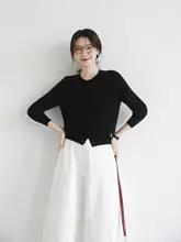 シンプルなデザインのブラックカーディガン【春秋用・ウールニット】