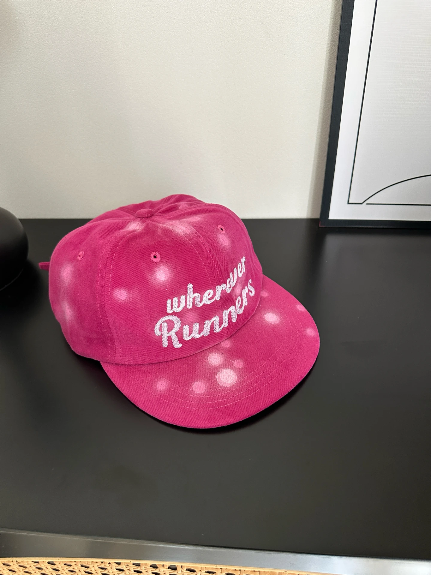running cap とは何か：鮮やかなピンクの平ツバ帽子【ドット柄・女性用】の機能と実用性