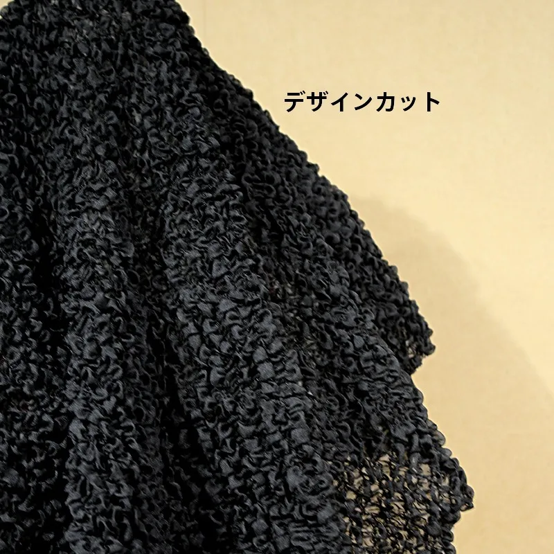 芸術家が日常に取り入れるべき、抽象的な凹凸生地の服は？