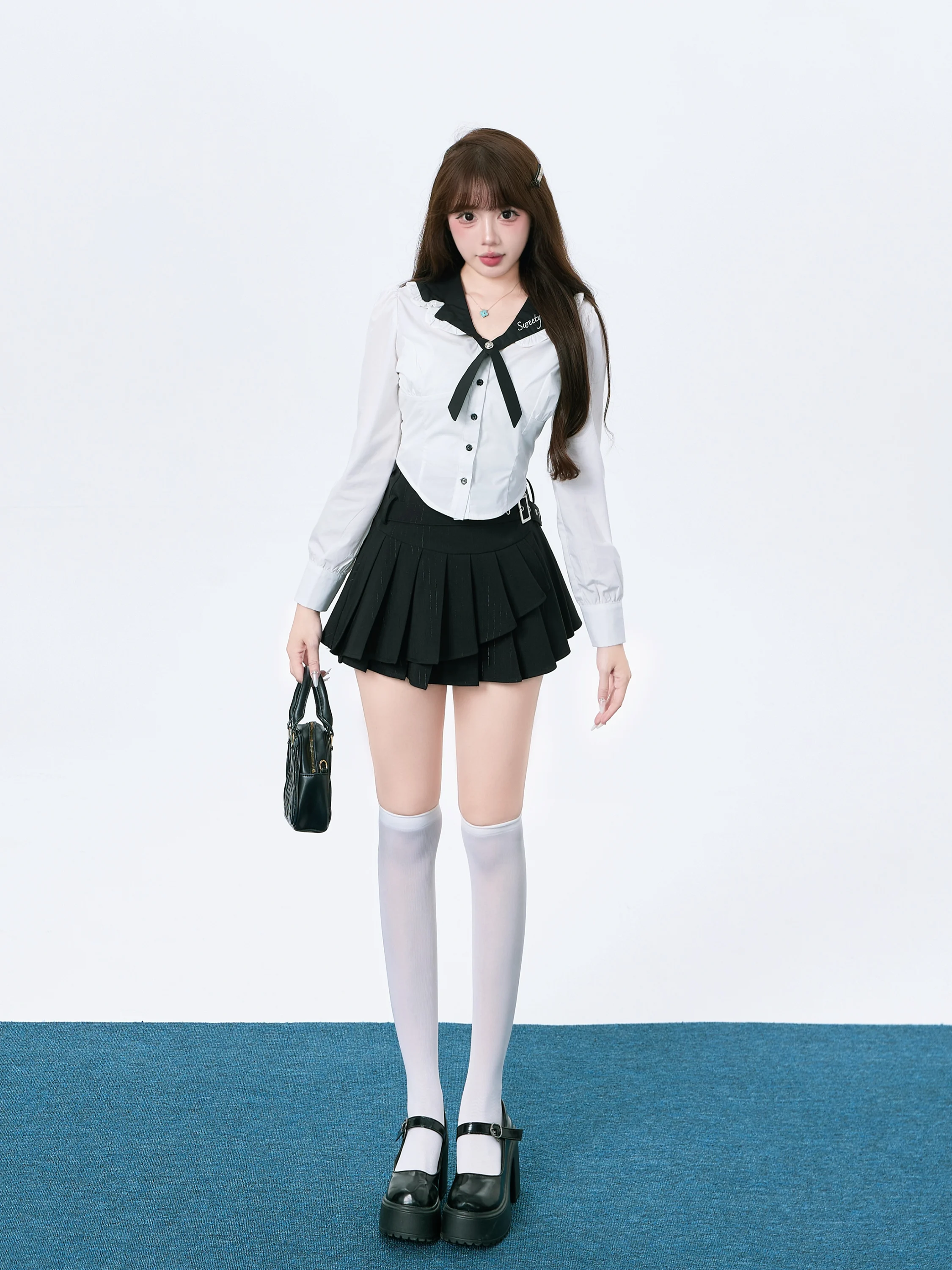 学院風 白無地 タイトフィット刺繍ショートシャツ：かわいい制服 高校 で選ぶべきデザインと機能のバランス