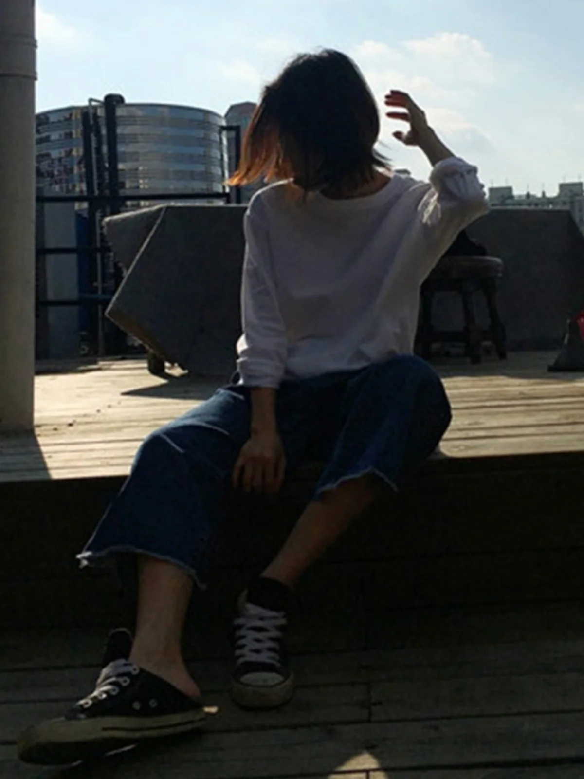 白色ゆったり長袖Tシャツ：重ね着でダサさを克服するカジュアルスタイルの実用ガイド