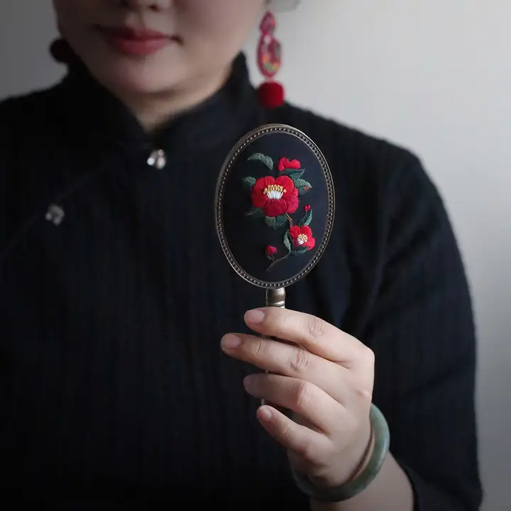 山茶花刺繍DIY手作りキット【純綿ハンカチ・携帯ミラー・巾着袋・国風デザイン・新年ギフト】（セットアップ対応）