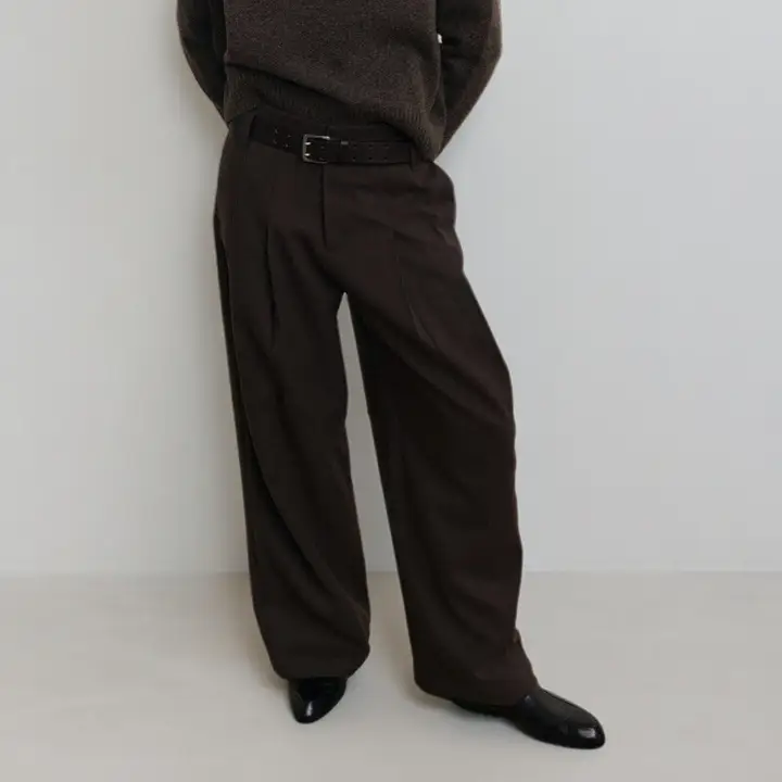 春にぴったりなタックデザインのストレートパンツ【軽やかで快適】（セットアップ対応）