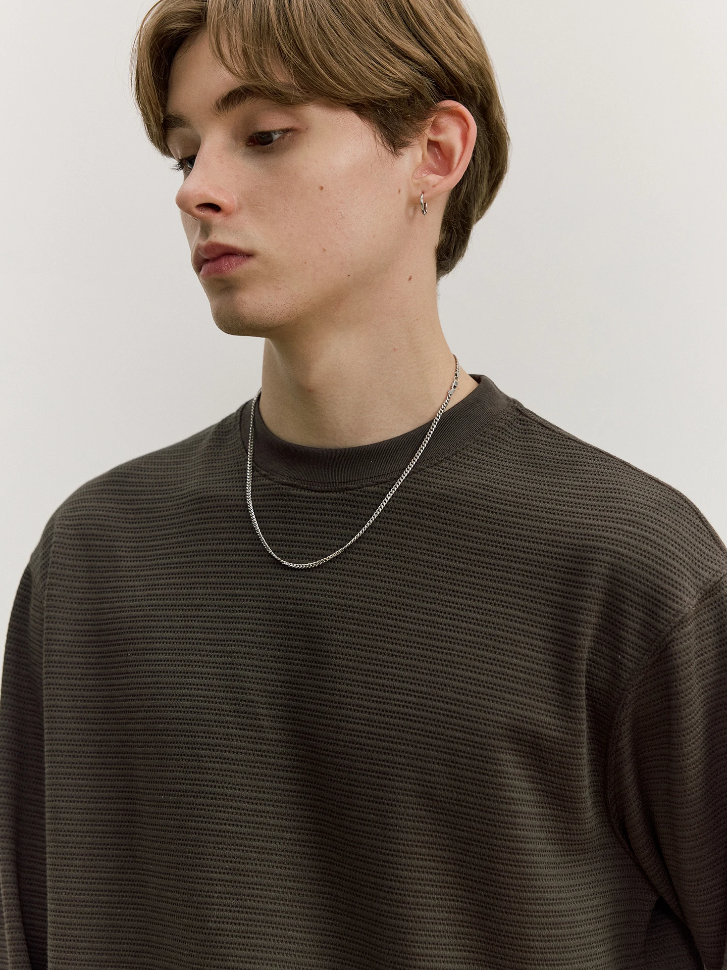 大学生男性が秋に着るべき、シンプルでスタイリッシュなTシャツはどれ？