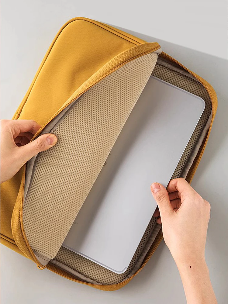 ノートパソコンの便利グッズとしてのiPad用多機能収納バッグ