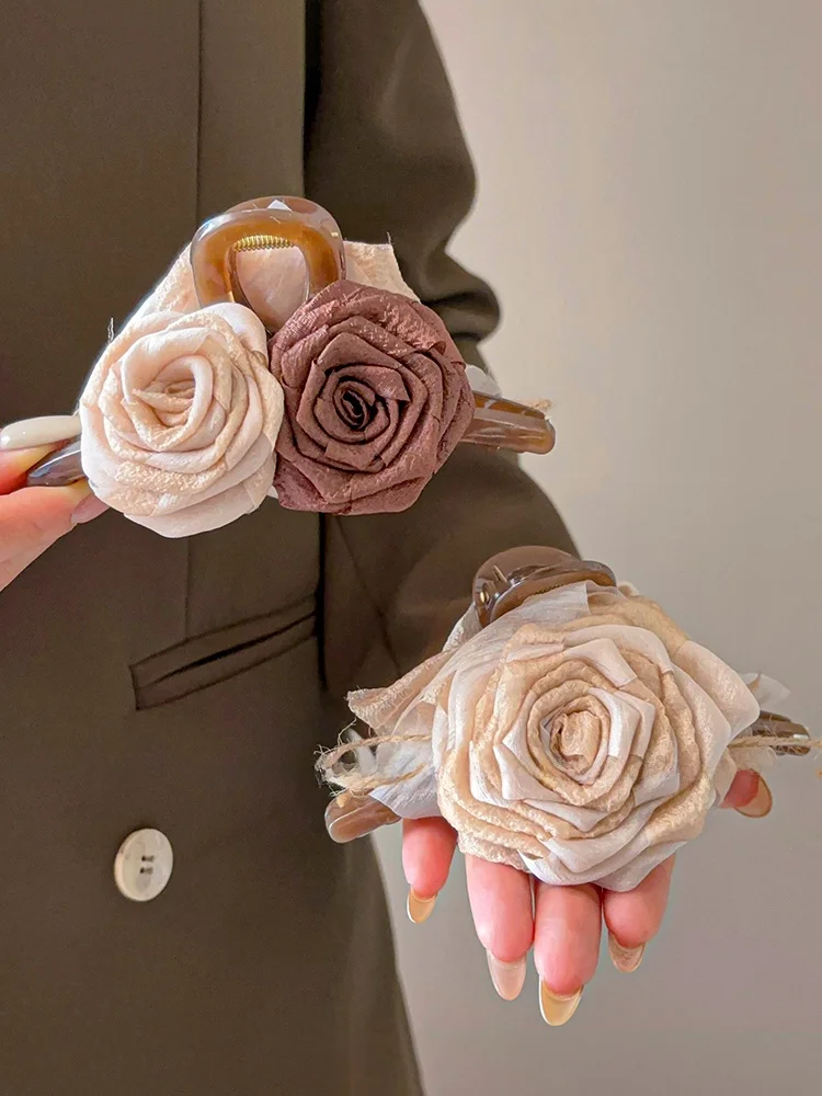 ドライフラワーヘアアクセサリーをどう選ぶ？乾燥したバラの花モチーフヘアクリップが、日常の美しさを支える理由