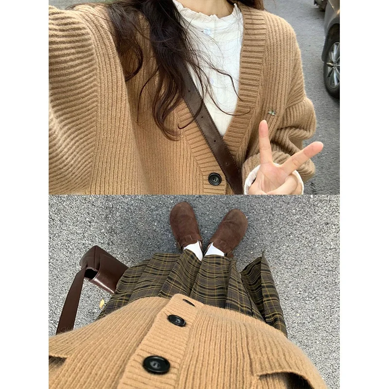 レトロな格子が秋を彩る！カーディガンとスカートの2点セット、どう選ぶ？