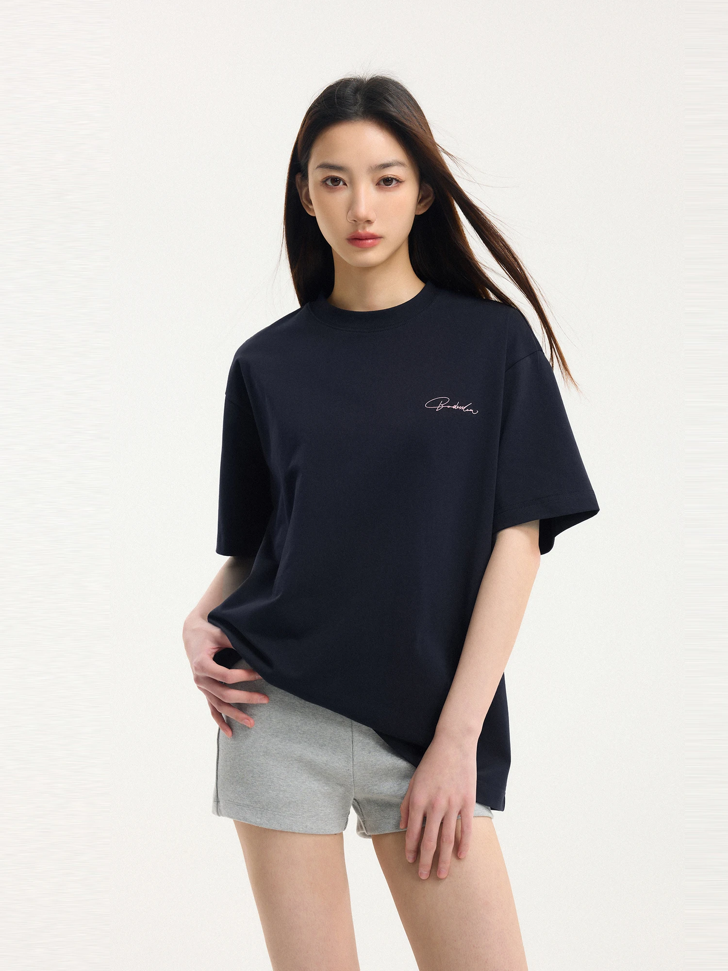カジュアルなデザインの薄手ショートスリーブTシャツ：BONELESSの柔らかさとカップル向けサイズ感を徹底比較