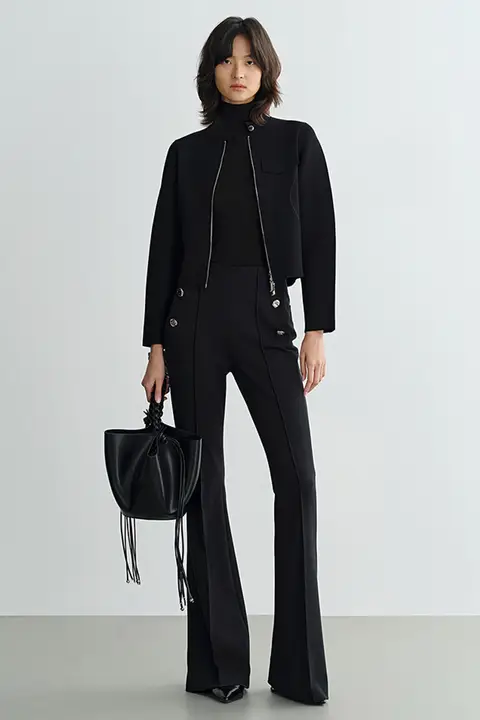 黒の羊毛製フレアパンツ【六粒ボタン装飾・秋用】