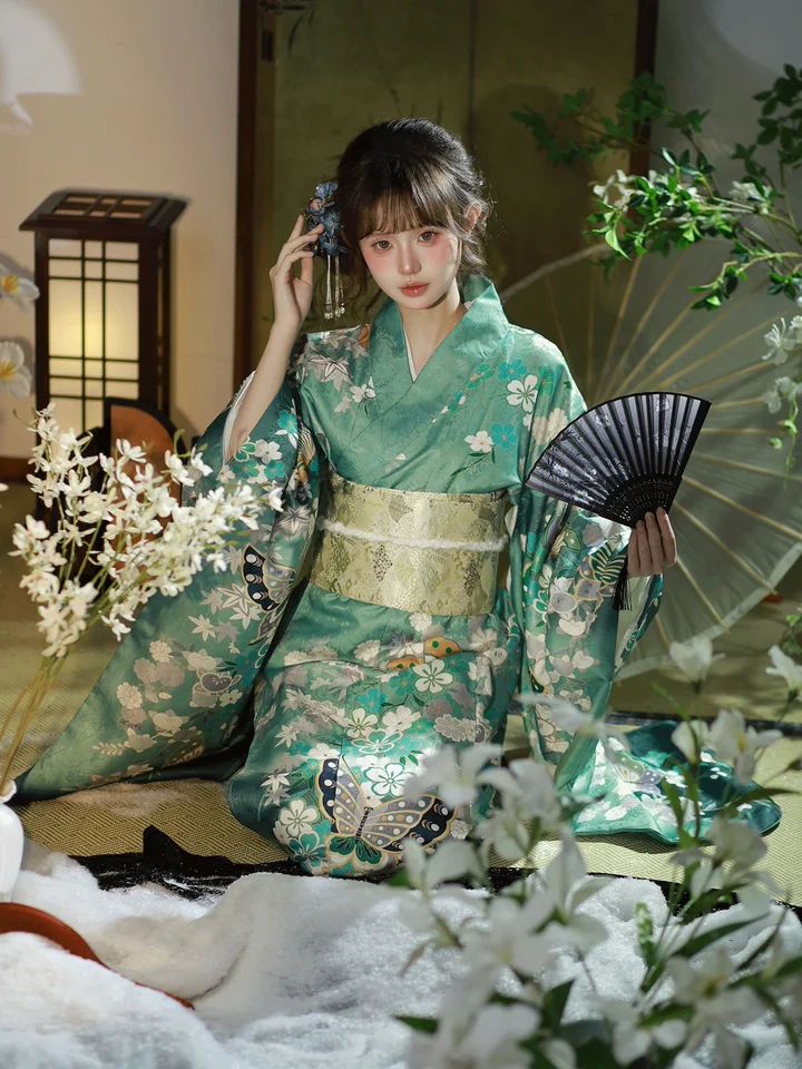 緑の蝶柄の改良振袖和服【和風暗紋デザイン・旅行撮影用】
