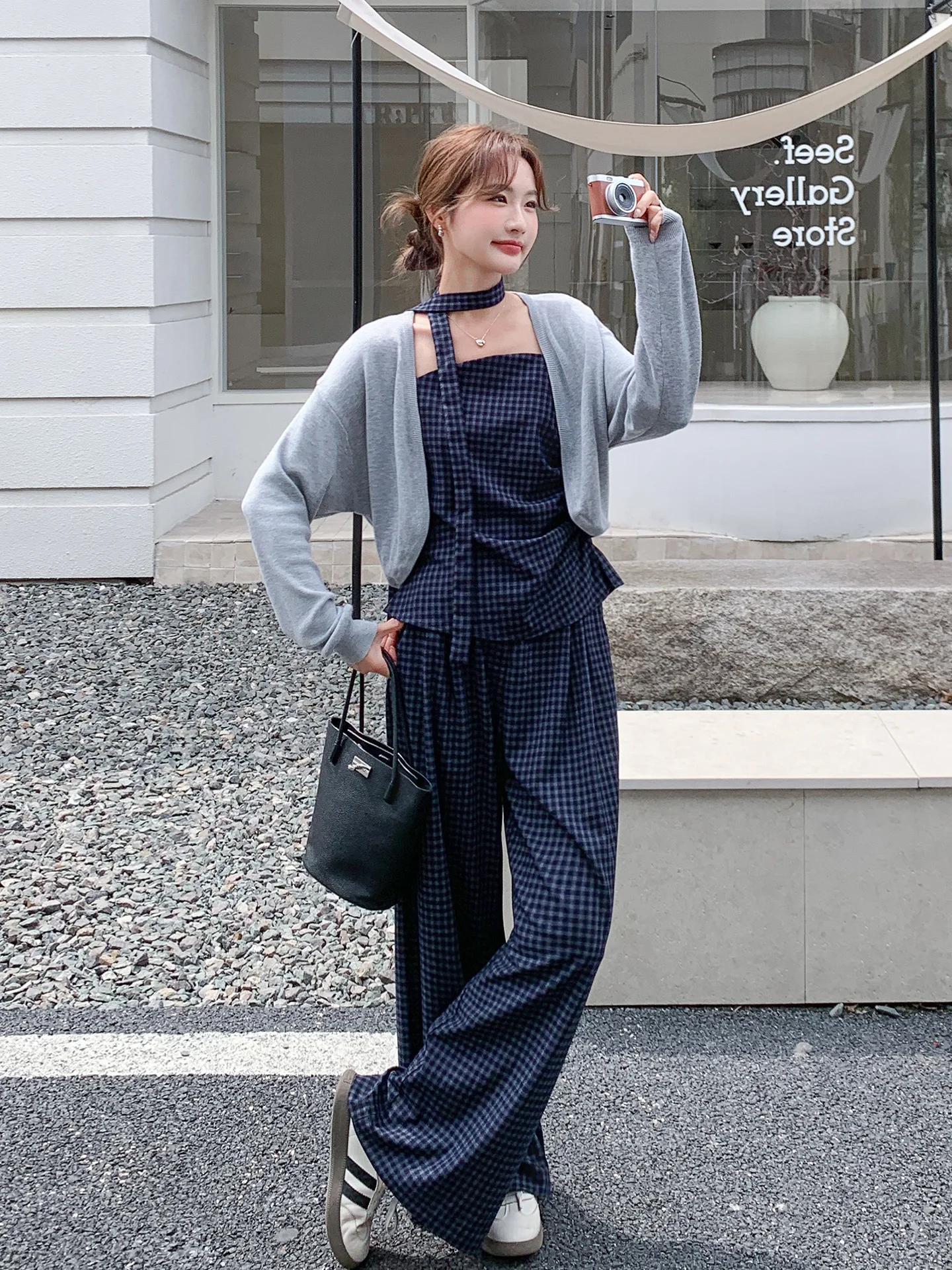 紺グレーコーデの取り入れ方は？男性・女性を問  わず、秋冬にぴったりな3選を厳選