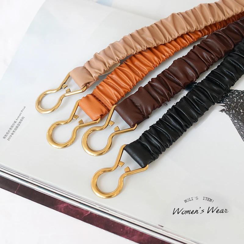スタイリッシュなレトロウエストベルト：ドレスやコートとのコーディネートに最適なファッションハーネス