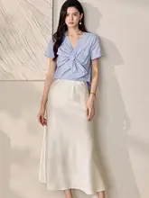 フレンチスタイルのリボン付きコットンVネックシャツ【夏用・ブルー・タイトフィット】