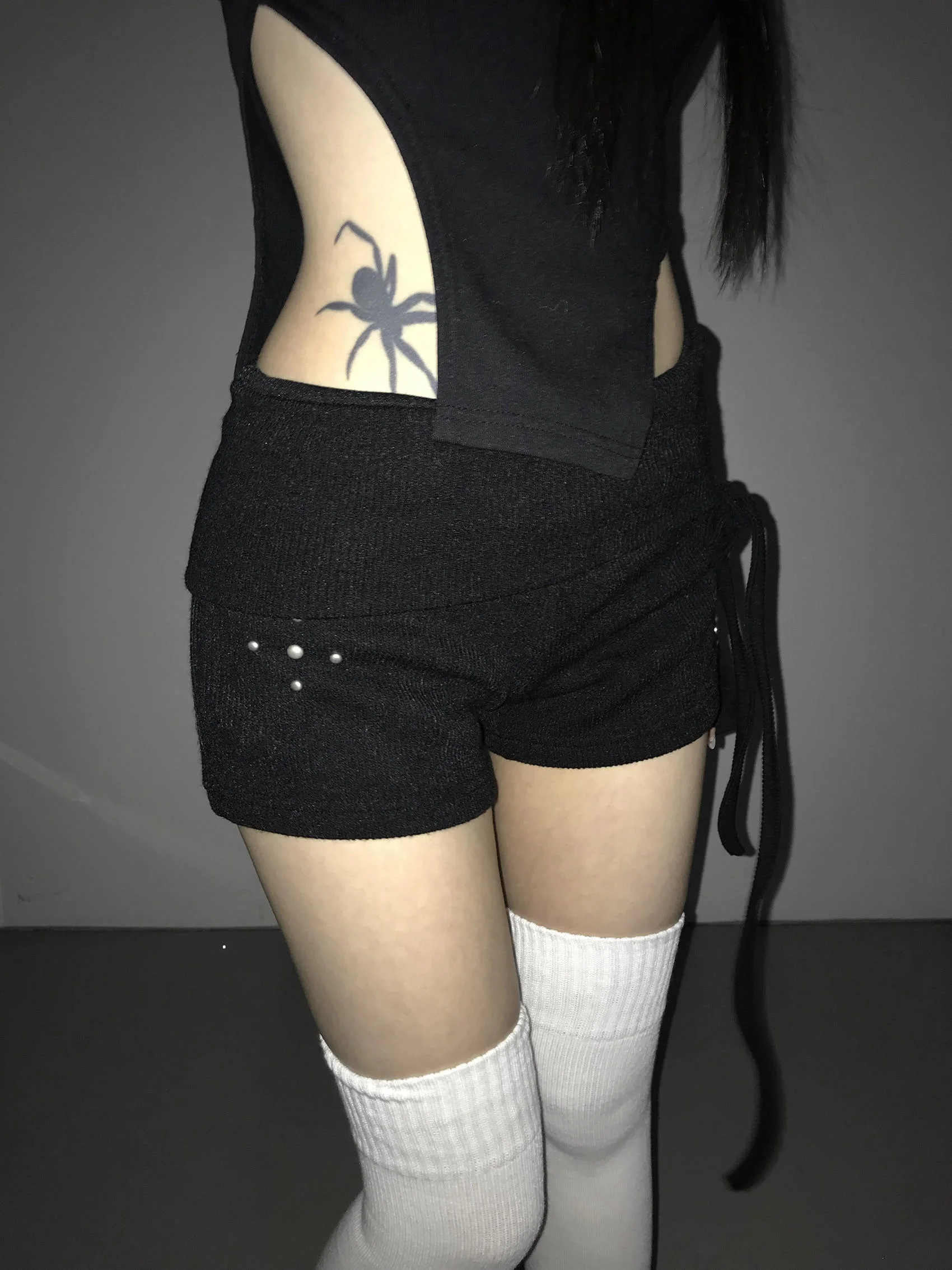 ビーズ装飾のフィットニットショートパンツ：韓式カジュアルスタイルの実用性と着用シーン
