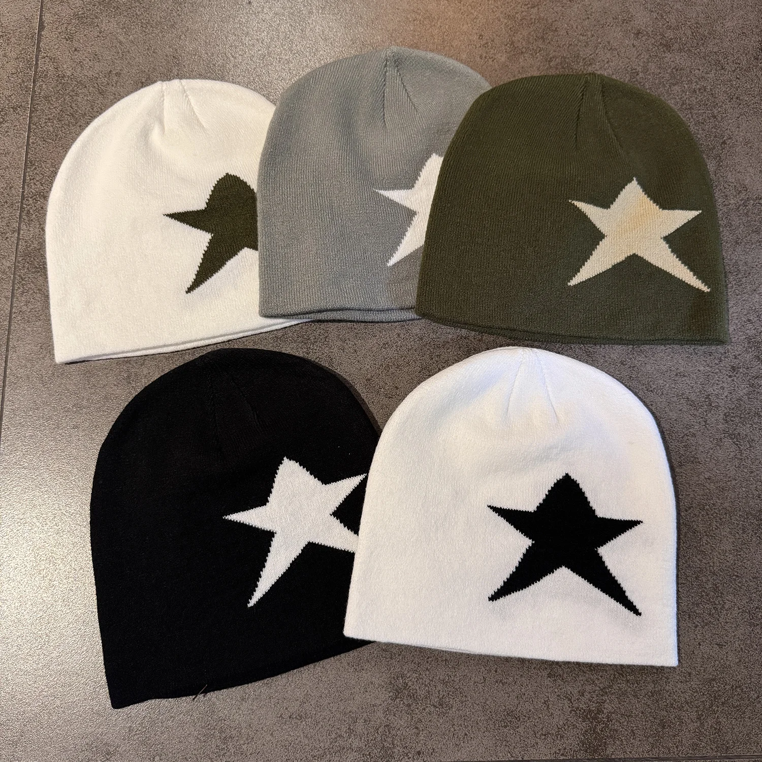 NY hat とは？シンプルな五角星ニット帽が解決する、通勤と冬の寒さの悩みとは