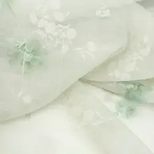 薄手透け感のあるグレーグリーンのバラ柄と小さな桜のジャカード天絲リネン生地（セットアップ対応）