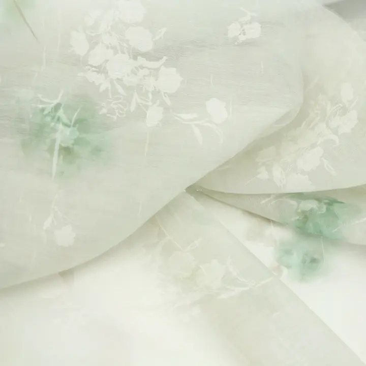 薄手透け感のあるグレーグリーンのバラ柄と小さな桜のジャカード天絲リネン生地（セットアップ対応）