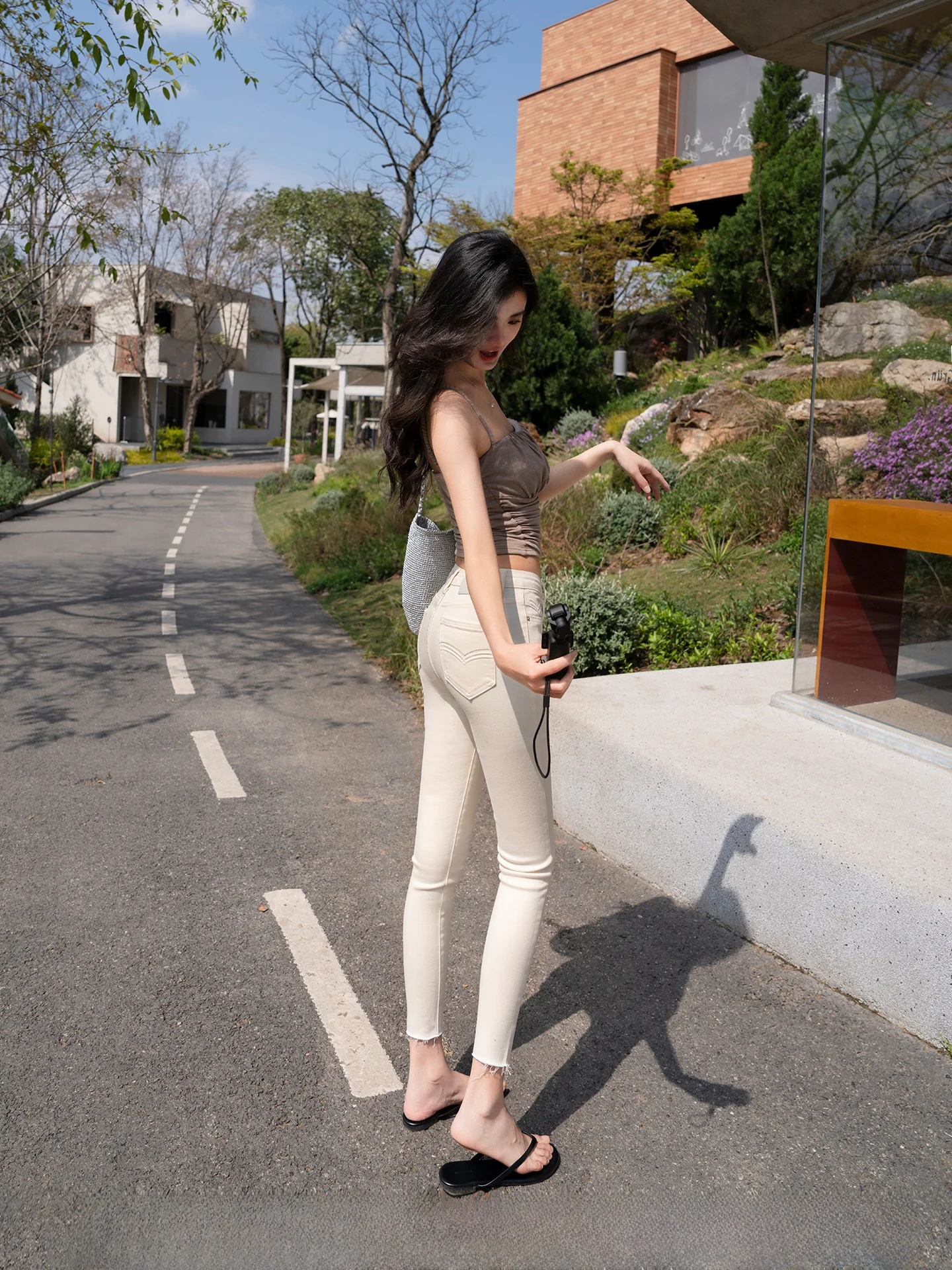 高弾性ライセルト素材の八分丈スリムデニムパンツ：女性向けスリムフィットジーンズの実用性とサイズ適性