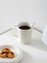 白色ストライプデザインの陶器製コーヒーカップ【シンプルスタイル・家庭用】