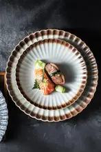 華やかなデザインの陶器製プレート【家庭用・釉下彩・美しい食器】