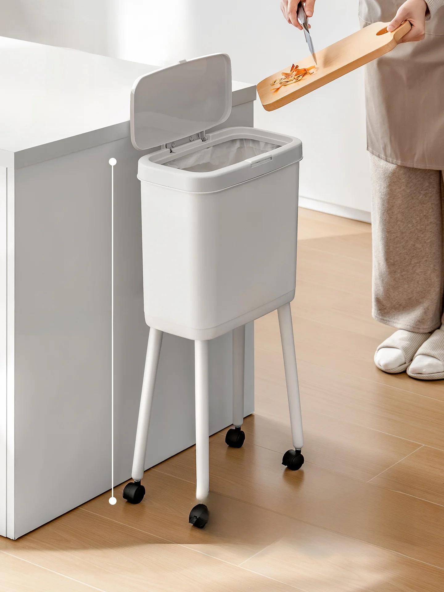 キッチン卓上ゴミ箱のデザイン性と実用性：Lazy Corner 15L フタ付き高脚タイプの評価