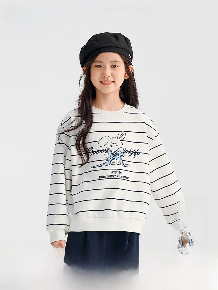 長袖の女の子用パーカは春秋の日常に最適なカジュアルスタイル