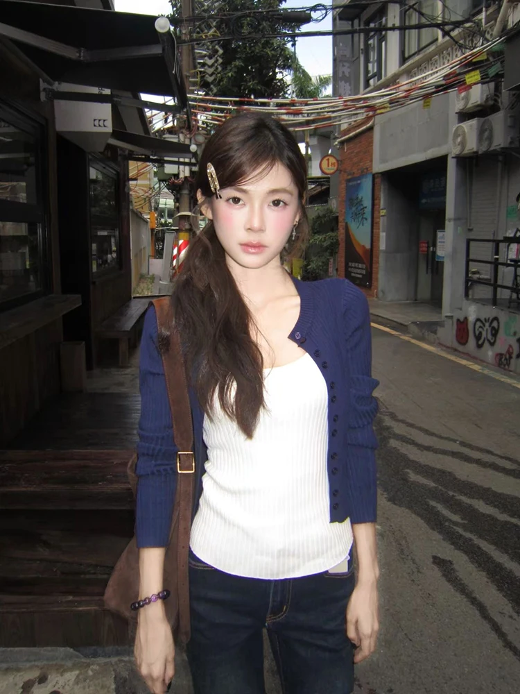 韓国系女子が愛する秋の1着は、深い青のニットカーディガンなのか？