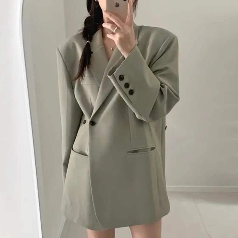 ダブルブレザーの着こなしに迷うなら、これひとつで解決できる？